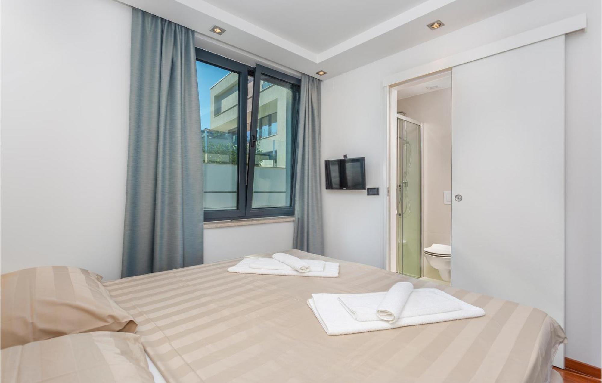 Stunning Apartment In Malinska With Kitchen Bagian luar foto