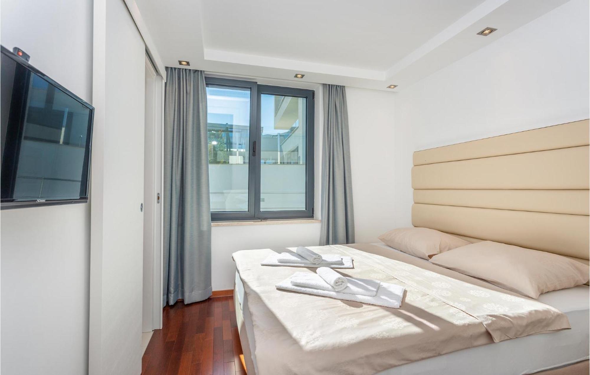 Stunning Apartment In Malinska With Kitchen Bagian luar foto