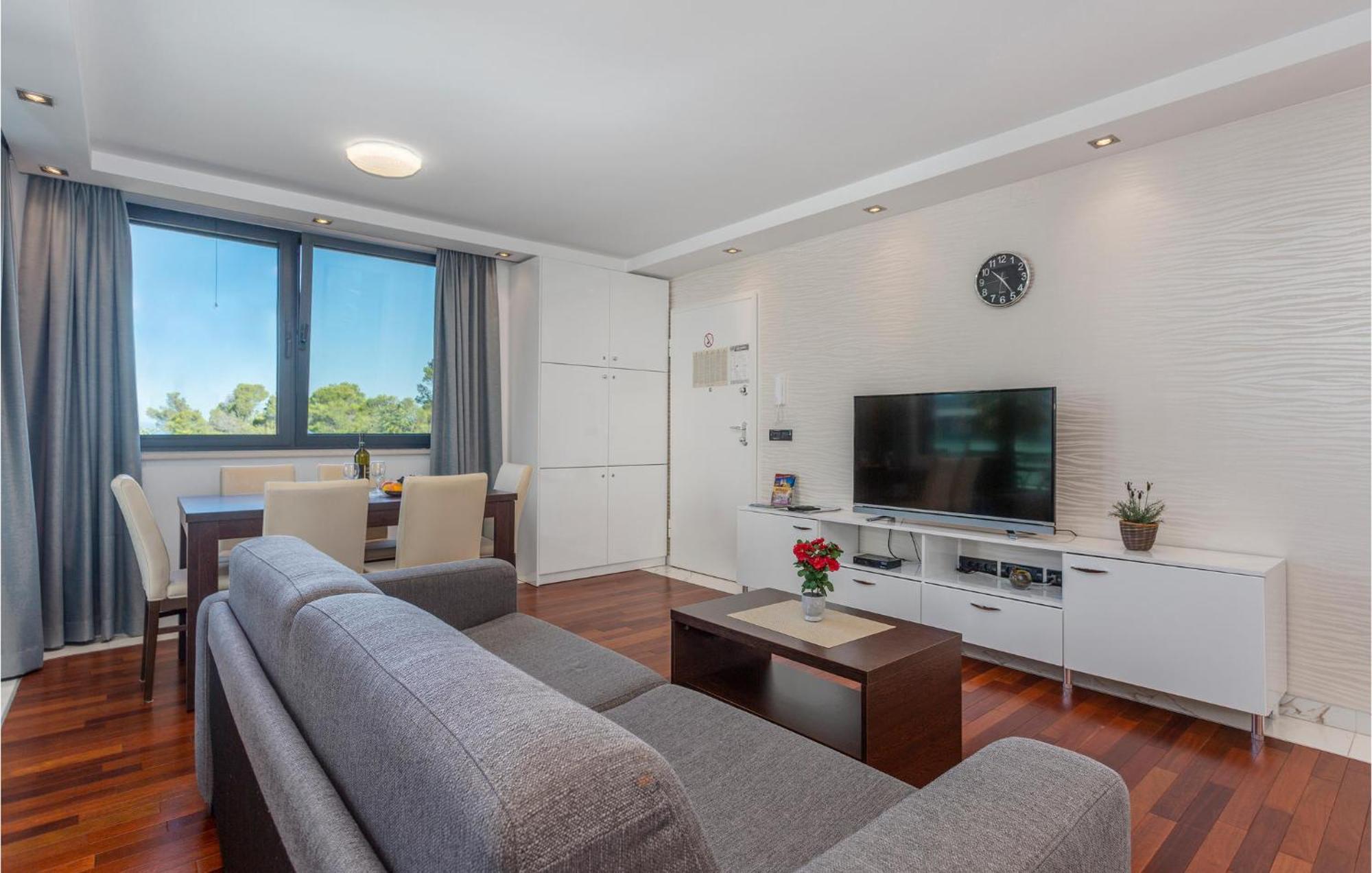 Stunning Apartment In Malinska With Kitchen Bagian luar foto