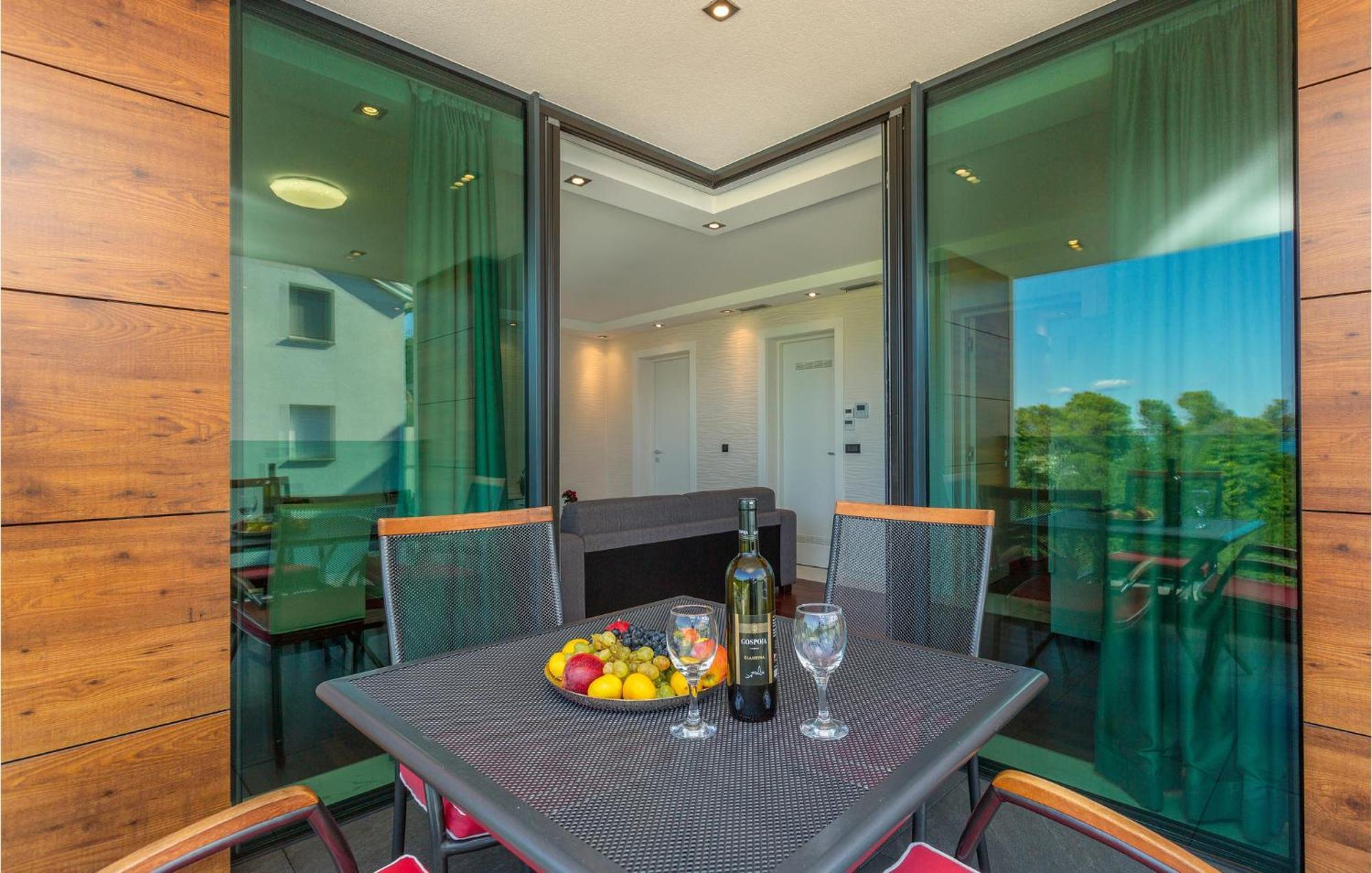 Stunning Apartment In Malinska With Kitchen Bagian luar foto