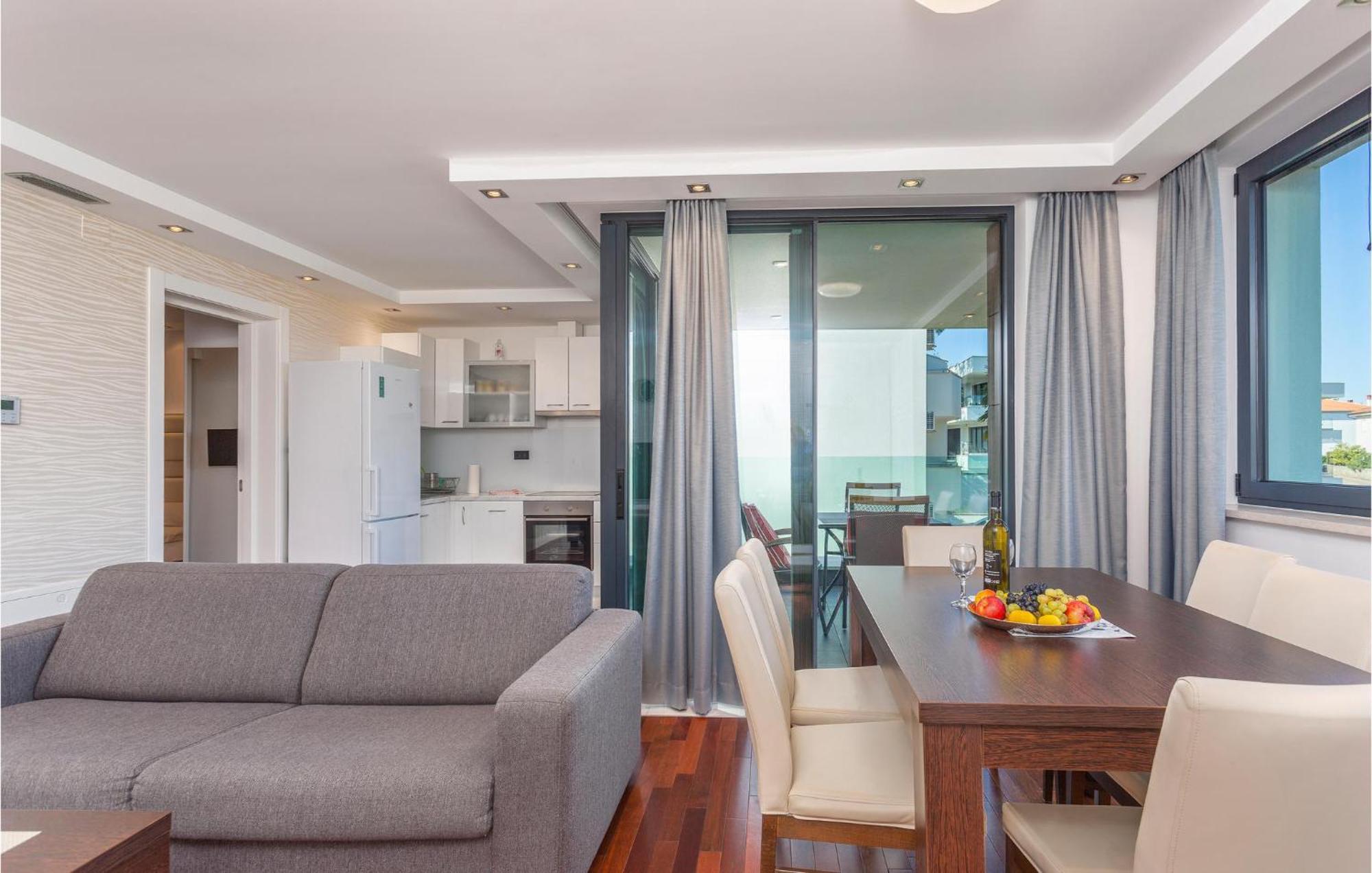 Stunning Apartment In Malinska With Kitchen Bagian luar foto